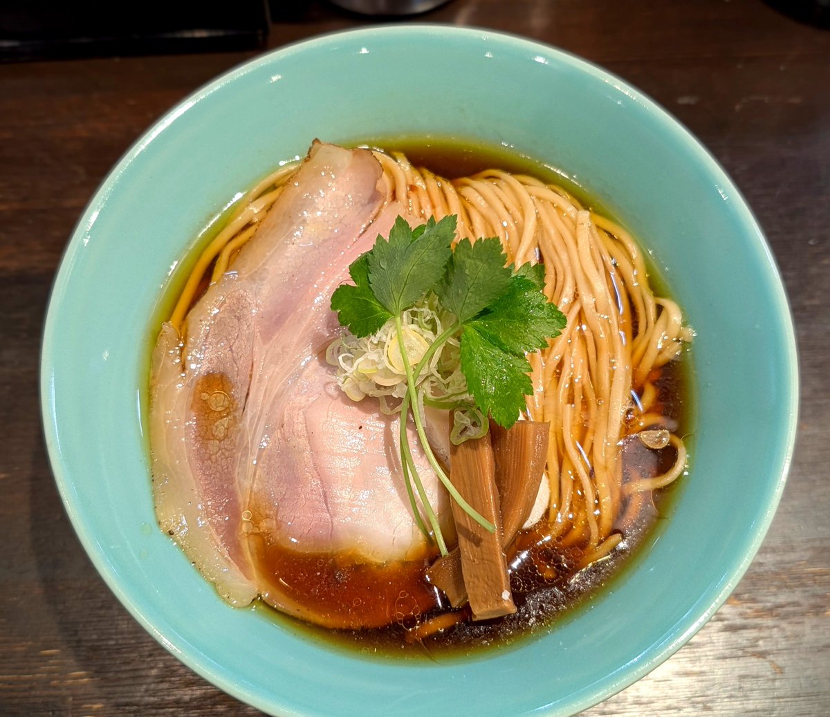 dorifu11's tweet photo. ラーメンこころさんへ

純鶏醤油そば（大盛）

事前に鶏やるってみちゃったら
来ちゃうでしょ？
てか、こころで鶏って初めてらしい

スープを一口　
醤油がキリッとしたしっかり目の味
その後に鶏がほのかに鼻を抜ける

これ、ほかの醤油でも味わってみたい

TKC君、スタッフさんご馳走様でした。 https://t.co/rnPxk7XvKp