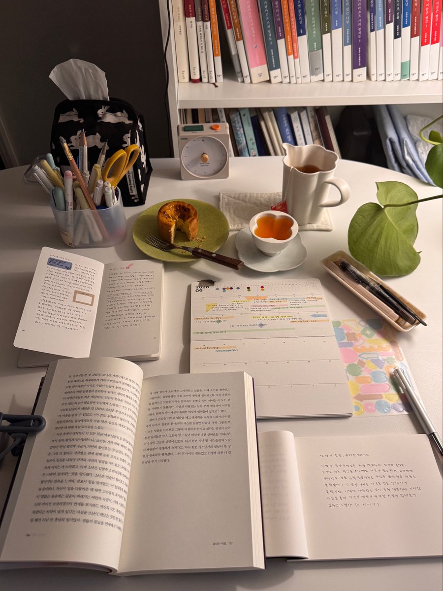 keepwriting_and's tweet photo. 모닝페이지 쓰고 독서 다이어리 쓰고 슈테판 츠바이크의 『감정의 혼란』 새벽독서로 시작. 소문이 자자하더니 확실 좋네. 작가의 관찰력이 너무 좋아서 감탄하며 읽었다. https://t.co/sjtOvHI6HY