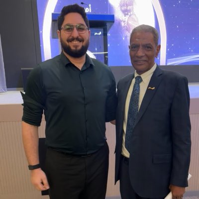 _Jimmy8's tweet photo. #NewProfilePic
بعد قراية ١١ سنة لأشعاره، وسواقة خمس ساعات بعرض الإمارات كلها، أخيرًا حققت حلم من أحلام حياتي وحضرت أمسية للأستاذ أحمد بخيت واتصورت معاه ..! 💙 https://t.co/XOHMikM94K