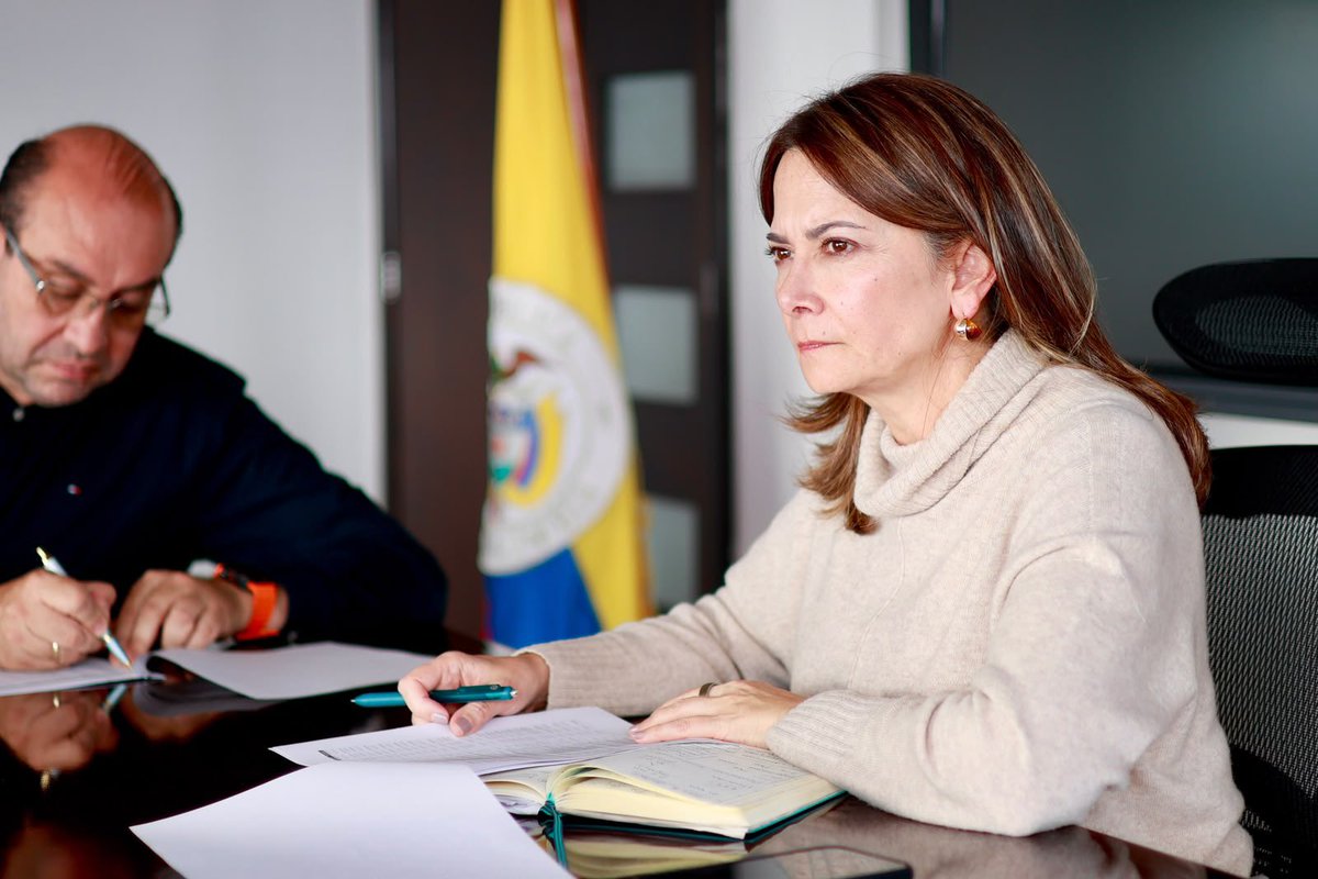 MinSaludCol's tweet photo. La ministra de Salud, @AnaVesga_G, se reunió con alcaldes de Chocó para revisar las necesidades de infraestructura en salud de sus municipios y avanzar, de manera conjunta, en una ruta de acción para impulsar los proyectos prioritarios del departamento.
 
🤝 El propósito es articular esfuerzos y definir acciones que permitan fortalecer la prestación de los servicios de salud, de acuerdo con las necesidades de las comunidades, las prioridades de atención y la disponibilidad presupuestal.
 
📍 Del diagnóstico a la acción: MinSalud y los municipios trabajan para que las necesidades identificadas se traduzcan en proyectos concretos que contribuyan a mejorar la atención en salud de la población del Chocó.