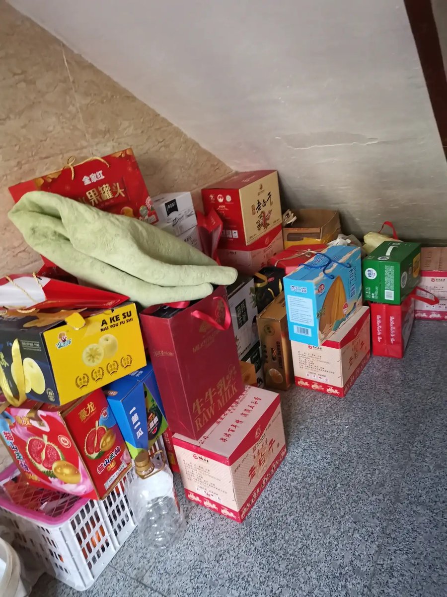 popps511133's tweet photo. Just helped my neighbor carry their groceries up 3 flights of stairs—small acts of kindness make the whole neighborhood warmer today. https://t.co/eQdXIn07Tz