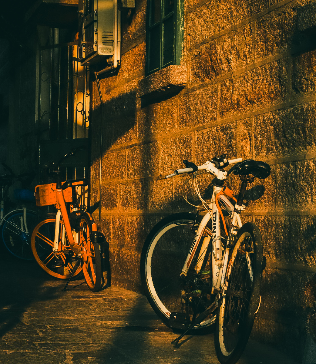 alinw892378's tweet photo. A sun-dappled side street, a vintage bike leaning against a red brick wall—small, quiet moments hit different. https://t.co/TaI3IlAbwe