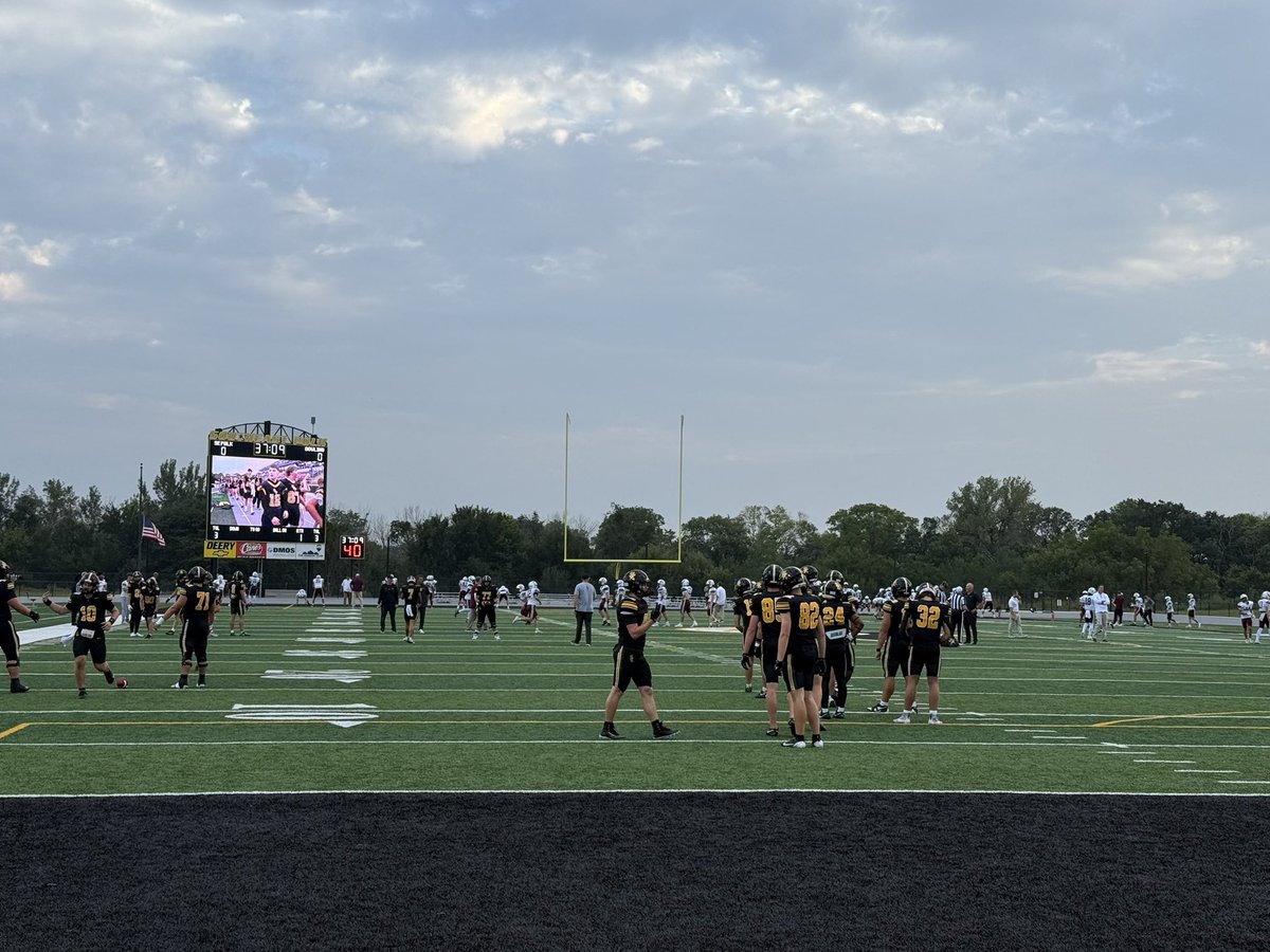 1dewaynejohnson's tweet photo. Week 4 assignment: #1 Dowling @ #2 Southeast Polk.  @FFNonKXnO #iahsfb @sep_football @dchsfootball https://t.co/SWKU7urxtF