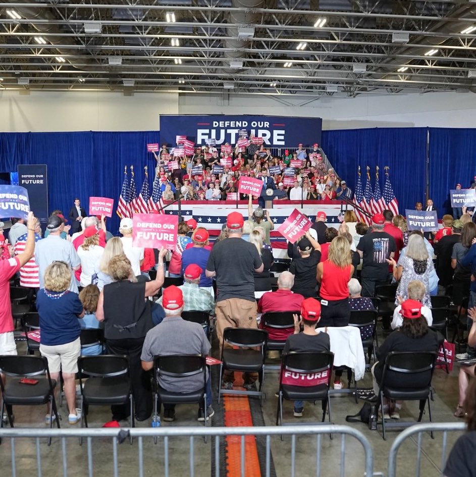 FrancesPatano's tweet photo. the crowd size in reality is killing me https://t.co/iXFZQg8j6h