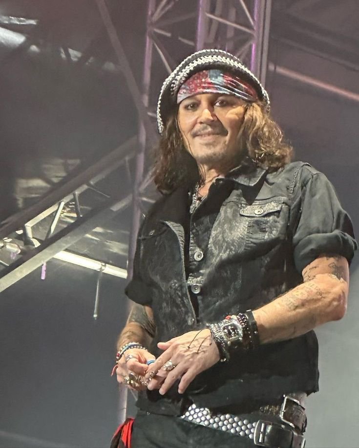 JohnnyDeppd054's tweet photo. #JohnnyDepp 
Laugh as much as you breathe and love as long as you live. https://t.co/8WxCESH2e2