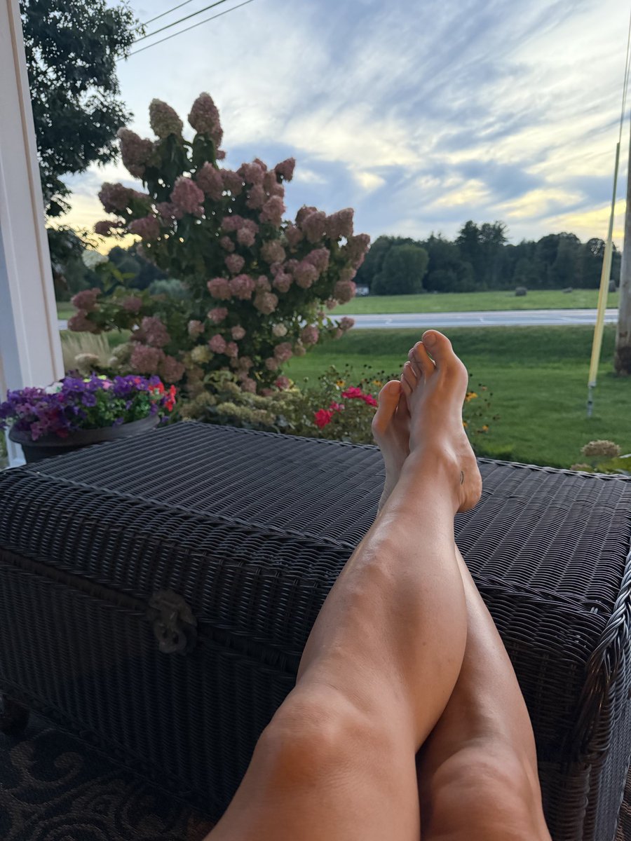 Happyfootgurl's tweet photo. What a peaceful evening on the front porch!  Wanna join me? https://t.co/QV4WZvVVE4