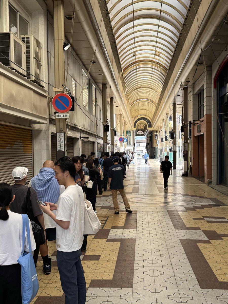 NCC_1701D's tweet photo. ���橋は晴れ。アーケードだからこの先降っても大丈夫だけど、8時半の時点ですでに百人くらい並んでる…😱
#minheejin #everyonemaebashi #NewJeans https://t.co/sG4XKV2oTC