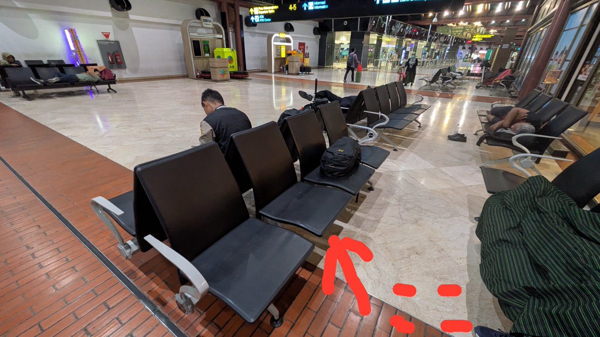paburinko's tweet photo. 【🇮🇩インドネシア編】昨日の空港泊(スカルノハッタ国際空港T2)はお仲間がいっぱいいたので、安心できたのですが、空港内でアナウンスがずーーっと流れていたので、ほぼ寝れず⋯ https://t.co/ZwlHGz5Qex