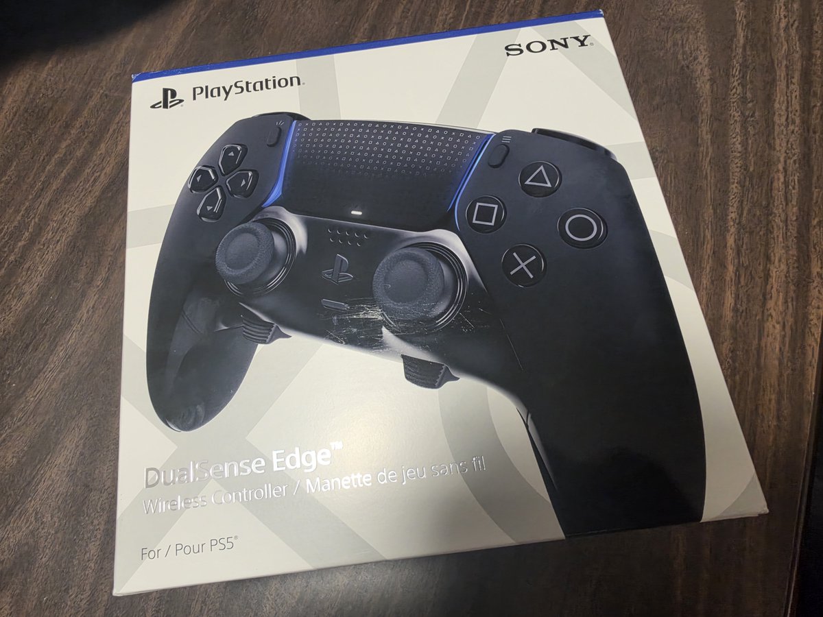 RiZeVortix's tweet photo. My beautiful fiancée surprised me with a new controller with paddles to celebrate me joining RiZe! 🥺❤️🎮 I’m so lucky! 🥹

#RiZeUp https://t.co/K02ZHXaTsU