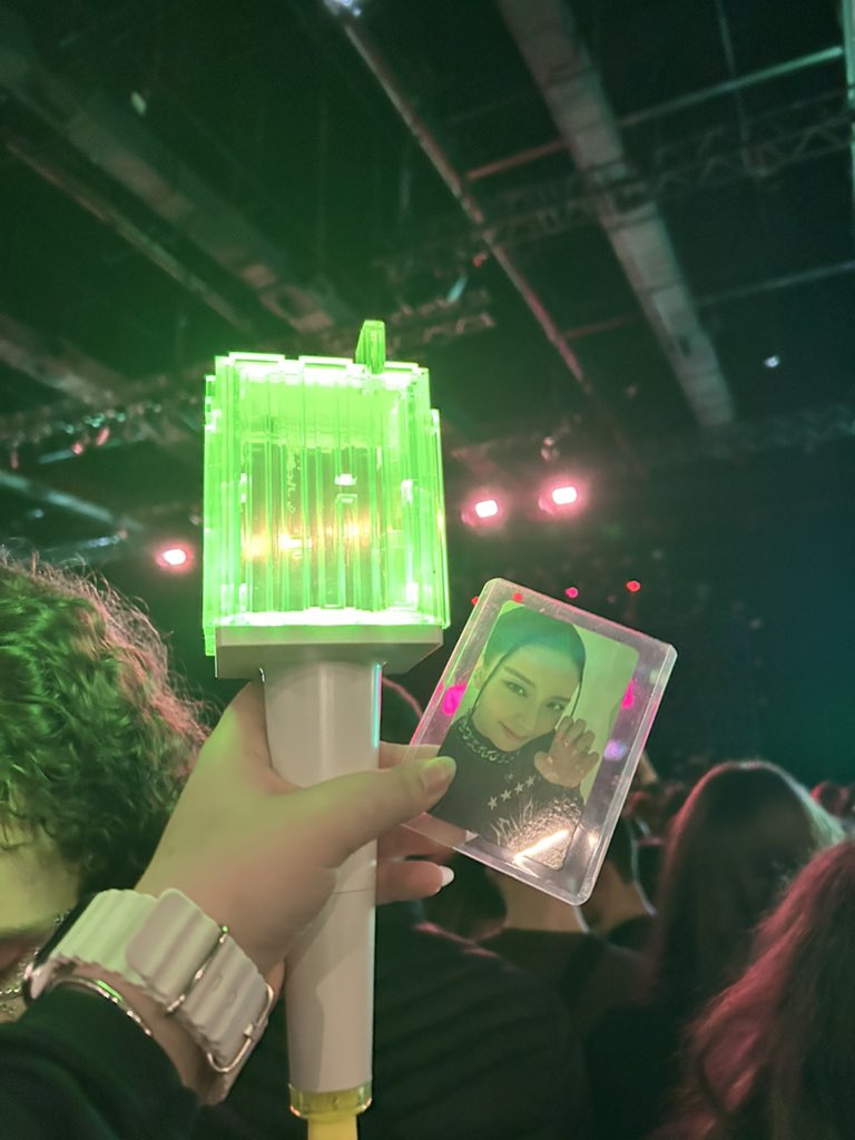 bjrdsuperhuman's tweet photo. essa vai pra quem falou que uma cadastradora de produtos de uma tabacaria blink nctzen exol carat aghase moa teume monstiez pawmpawm não podia ir no show do 5 seconds of summer com uma neobong e um pc falso da jisoo https://t.co/jxwQsfkmAP