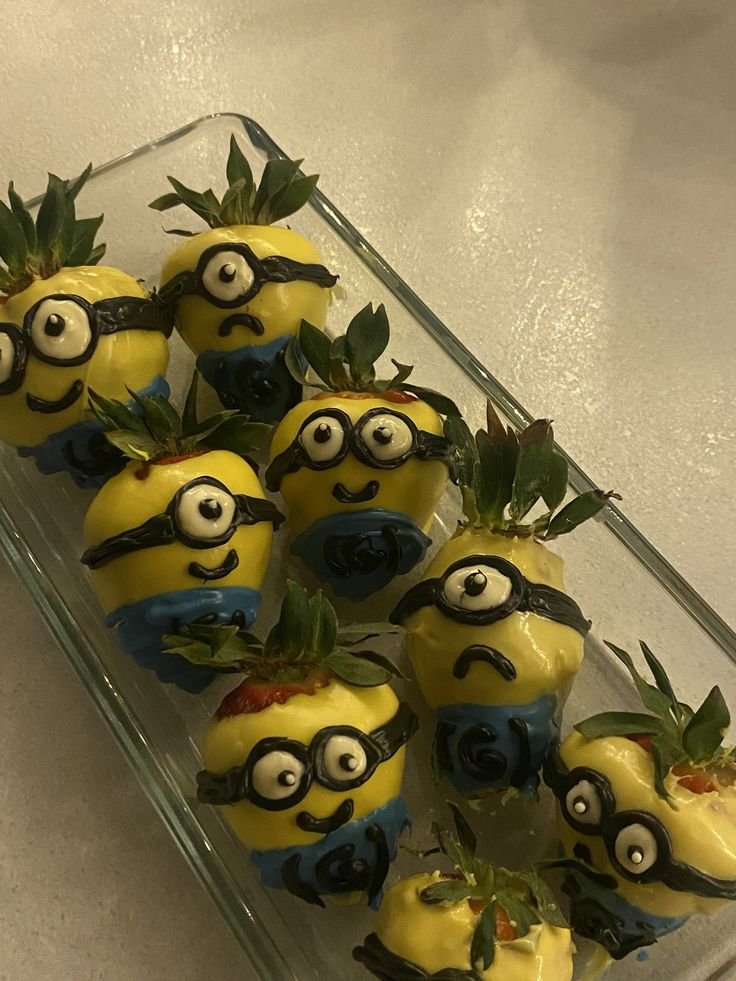 pingandosangue's tweet photo. morango do amor? Não, morango dos minions https://t.co/VQLfc3qAGr