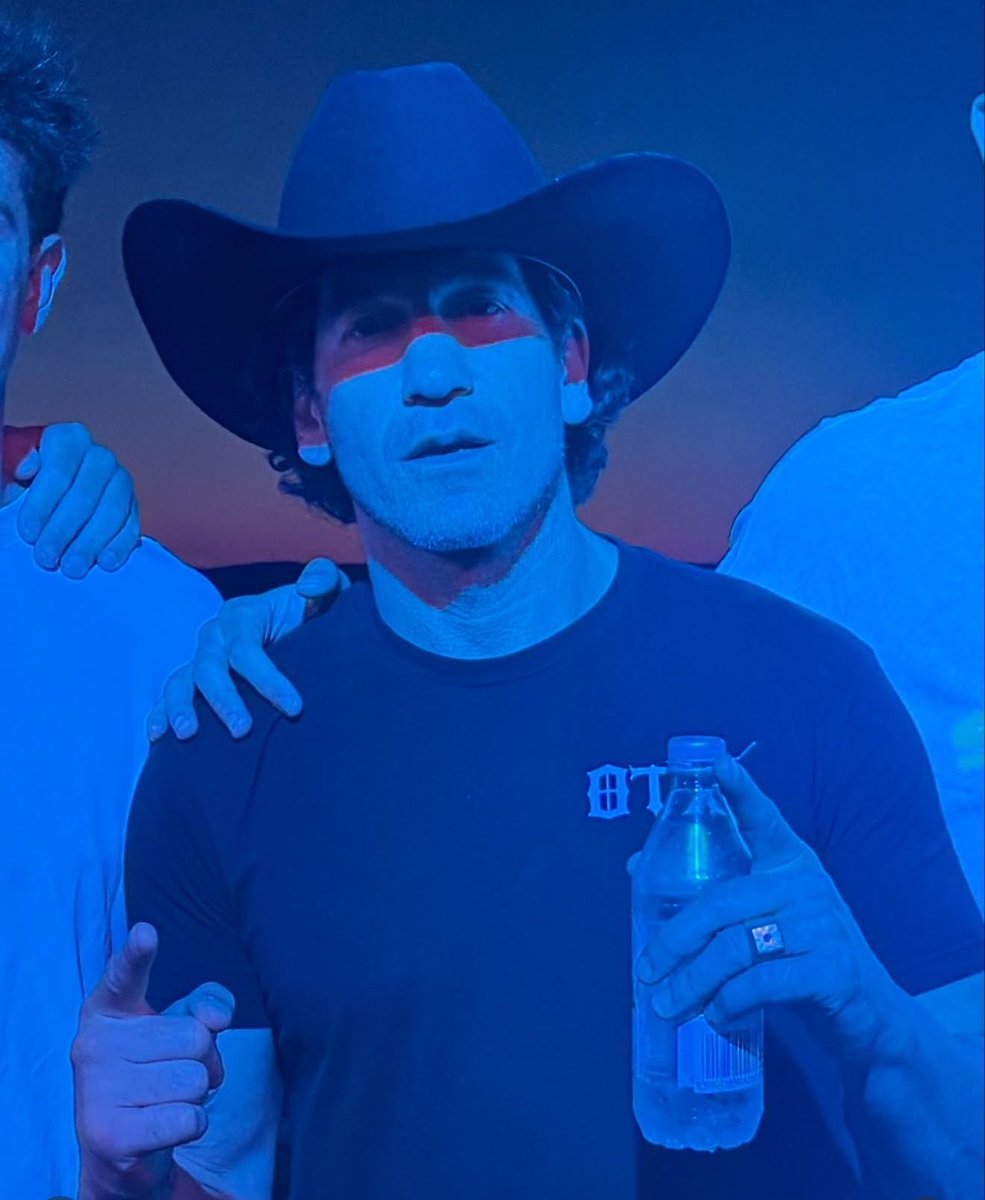 frankiscastle's tweet photo. he looks drunk asf here 😭 https://t.co/wzmhTa0zlw