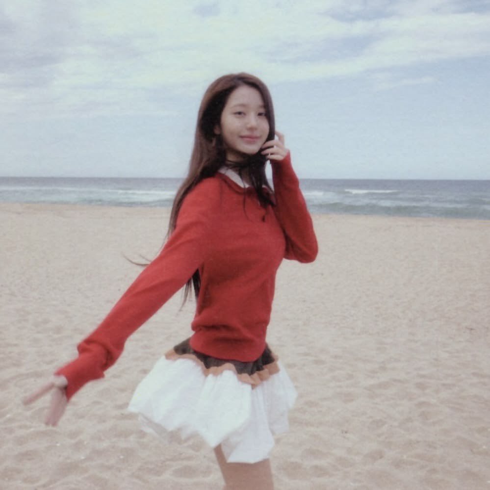 jangvisual's tweet photo. woman on the beach https://t.co/LGPEecmm8i
