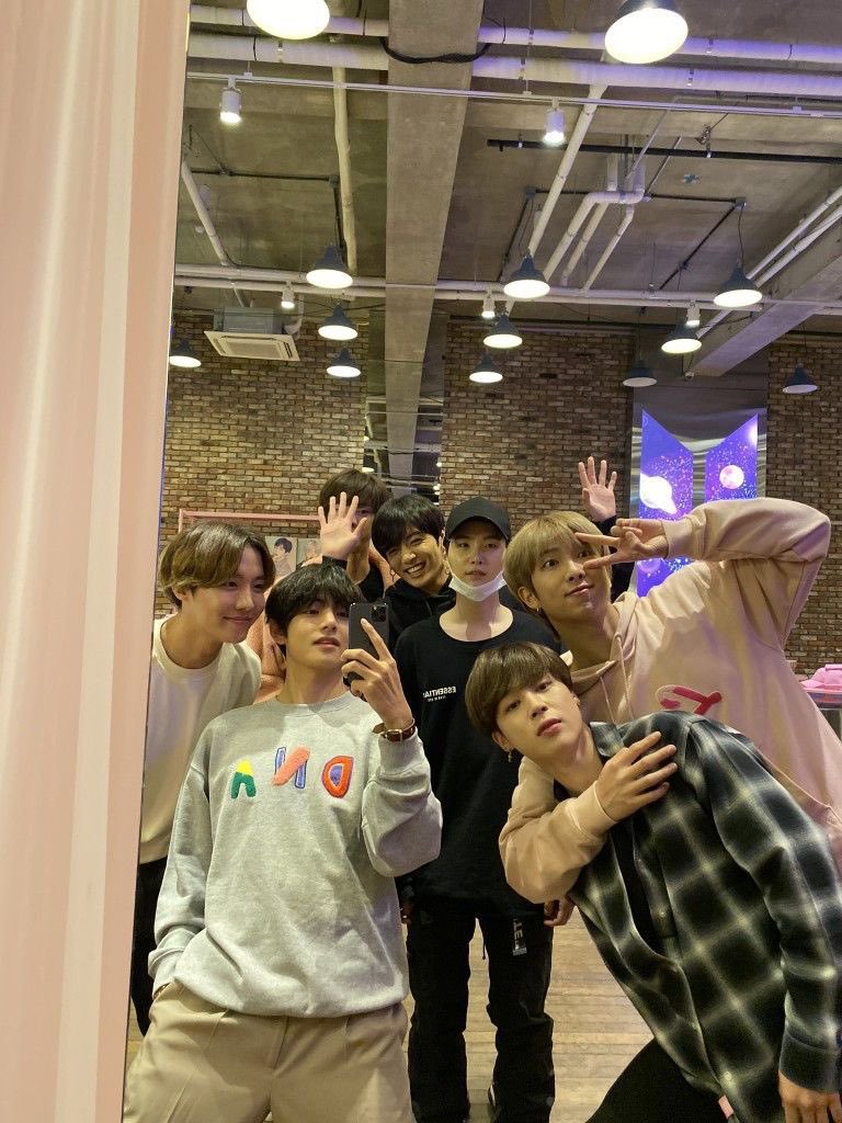 realsuga300's tweet photo. Question: Who has the most recognizable laugh? 😂💜

A. 🐨 RM
B. 🐹 Jin
C. 🐱 SUGA
D. 🐿️ j-hope
E. 🐥 Jimin
F. 🐻 V
G. 🐰 Jungkook

Pick your favourite! 👀
#yoongi https://t.co/8rP7mNm5aT