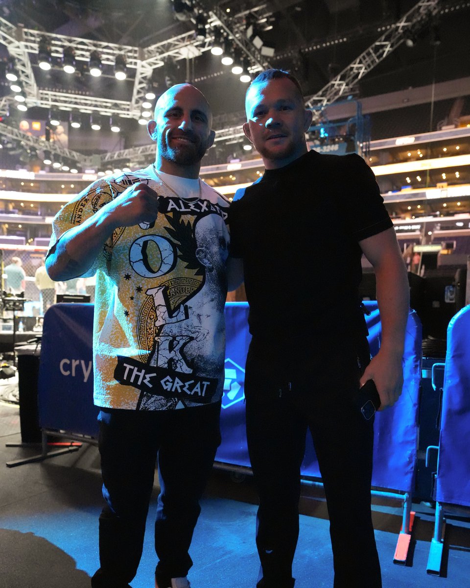 The champs 🏆🏆

@​AlexVolkanovski 🤝 @​PetrYanUFC

[ #UFC333 LIVE OCT 24 on @​ParamountPlus | @​VisitAbuDhabi | @​InAbuDhabi | #InAbuDhabi ] 
 [📷](https://pbs