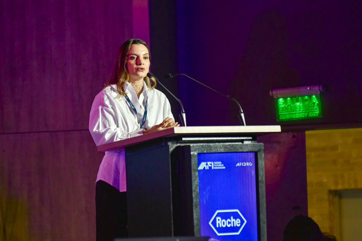 MinSaludCol's tweet photo. Durante el AFI Summit 2026, la viceministra de Protección Social, @MarcelaBrunV, anunció el paquete de medidas extraordinarias para atender la emergencia causada por el terremoto, en el marco del decreto legislativo de emergencia del sector salud.

El decreto contempla varios frentes de acción, entre esos: 

- Alivios para las personas damnificadas: eliminación del pago de cuotas moderadoras y copagos para garantizar que la emergencia no se convierta en una nueva barrera de acceso. 
- Exoneración de intereses de mora en pagos de seguridad social, incluyendo salud y pensiones, para proteger la continuidad de tratamientos y atenciones regulares pese a las dificultades económicas.
- Apoyo a la red hospitalaria afectada: medidas para recuperar infraestructura y operación, acceso a líneas de crédito de tasa compensada para reconstrucción y mecanismos de recompra de cartera que permitan estabilizar la prestación de servicios.

La viceministra Brun enfatizó que estas acciones buscan proteger a los pacientes, sostener la atención y acelerar la recuperación de los hospitales en los territorios más golpeados por la emergencia.