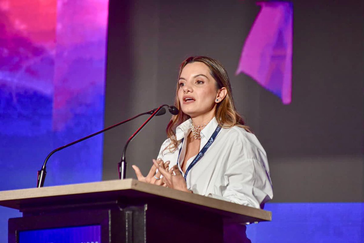 MinSaludCol's tweet photo. Durante el AFI Summit 2026, la viceministra de Protección Social, @MarcelaBrunV, anunció el paquete de medidas extraordinarias para atender la emergencia causada por el terremoto, en el marco del decreto legislativo de emergencia del sector salud.

El decreto contempla varios frentes de acción, entre esos: 

- Alivios para las personas damnificadas: eliminación del pago de cuotas moderadoras y copagos para garantizar que la emergencia no se convierta en una nueva barrera de acceso. 
- Exoneración de intereses de mora en pagos de seguridad social, incluyendo salud y pensiones, para proteger la continuidad de tratamientos y atenciones regulares pese a las dificultades económicas.
- Apoyo a la red hospitalaria afectada: medidas para recuperar infraestructura y operación, acceso a líneas de crédito de tasa compensada para reconstrucción y mecanismos de recompra de cartera que permitan estabilizar la prestación de servicios.

La viceministra Brun enfatizó que estas acciones buscan proteger a los pacientes, sostener la atención y acelerar la recuperación de los hospitales en los territorios más golpeados por la emergencia.