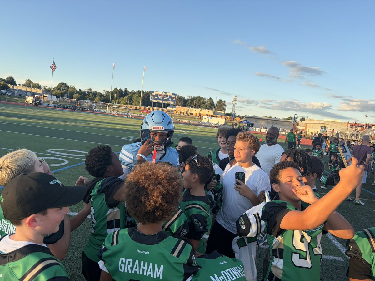 ADRobinson3's tweet photo. FOOTBALL :05 Q1: North Penn 35, Pennsbury 0
Rylei Gray 47 run
@SOLsports @ReporterSports @NPHSKnights 

(No video so here’s a photo of Rylei and some fans pregame) https://t.co/24Fe5mJtbR