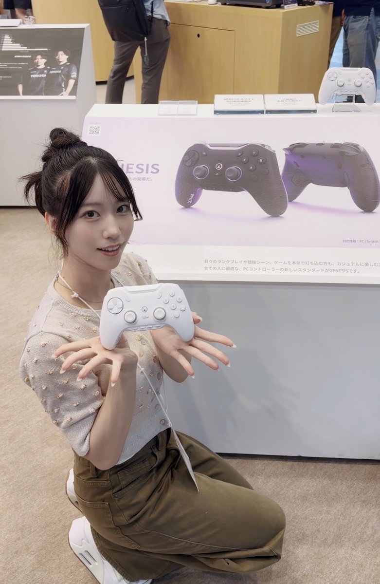 miiamo_official's tweet photo. AndGAMERブース(@AndGAMERInc )で超話題の真っ白GENESISを実際に触ってきたよ❕🎮

TGS期間と合わせて先行販売中なんだって👀‼︎

数量限定だからいち早くゲットしたい方はお早めにブースに立ち寄ってみてね🤍
#TGS2026 #AndGAMER https://t.co/6QnDqyAJtu