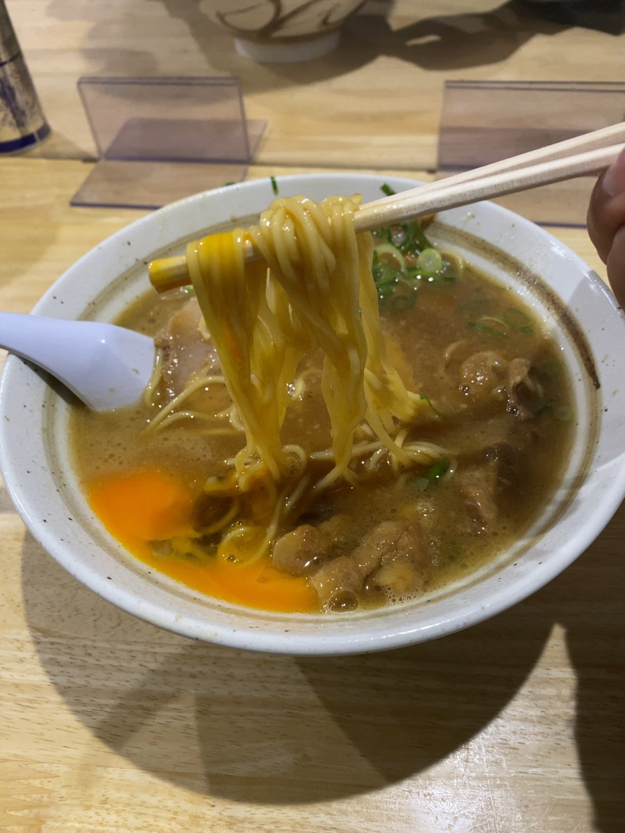 TOKUSHIMAX777's tweet photo. 【徳島県ラーメン大図鑑：No.002】

徳島ラーメン　麺八 両国店さんの
やみつきラーメン、チャーシュー入り(生卵は無料) 
徳島県徳島市両国橋20-2 東條ビル １Ｆ

#徳島ラーメン
#徳島県ラーメン大図鑑
#トクシマックス
#麺八
#徳島ラーメン最強説 https://t.co/DyqRcgSTVq