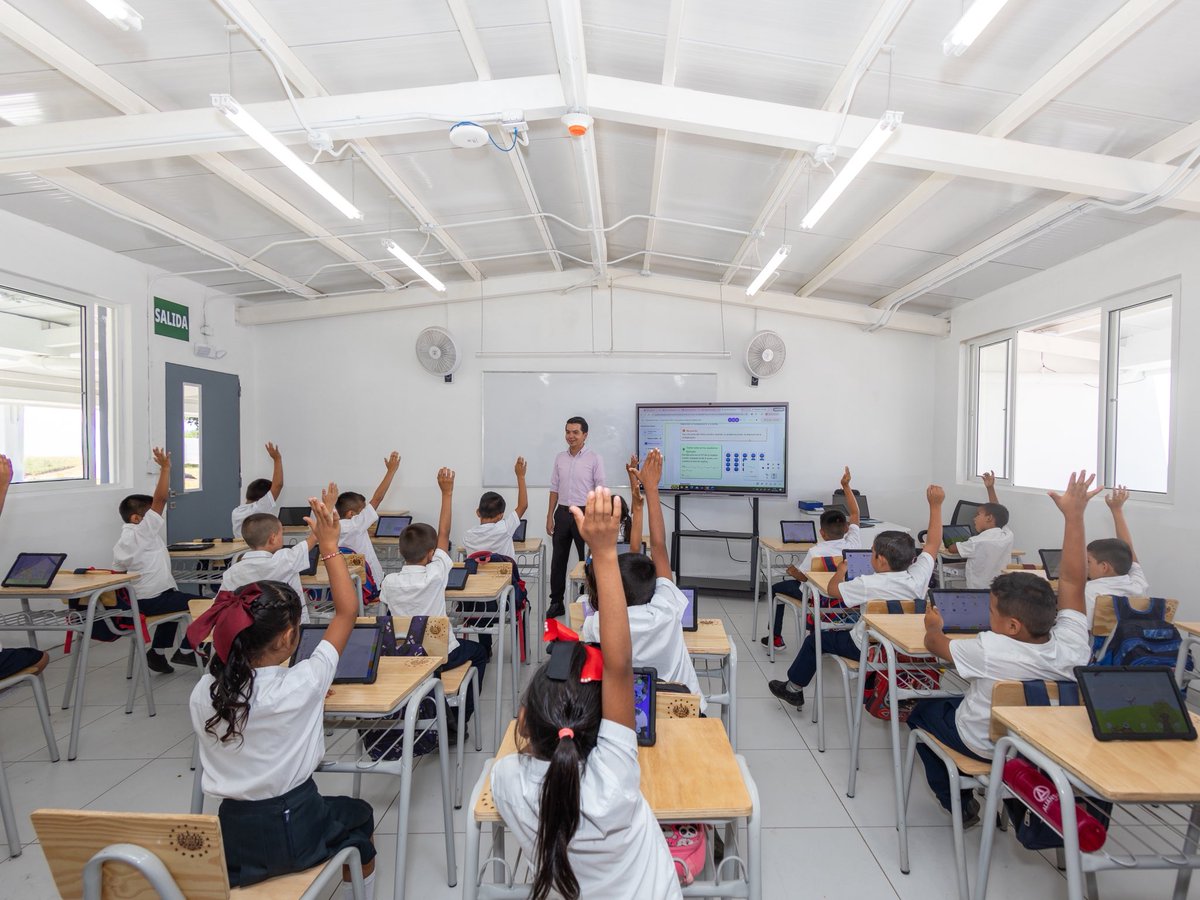nayibbukele's tweet photo. La escuela que inauguramos hace solo 3 días ya fue incluida en nuestro programa piloto con tutores de IA.

Es la escuela número 1001 del programa.

En unos años, El Salvador sorprenderá al mundo, otra vez 🇸🇻 https://t.co/Y4A1UP05Q1