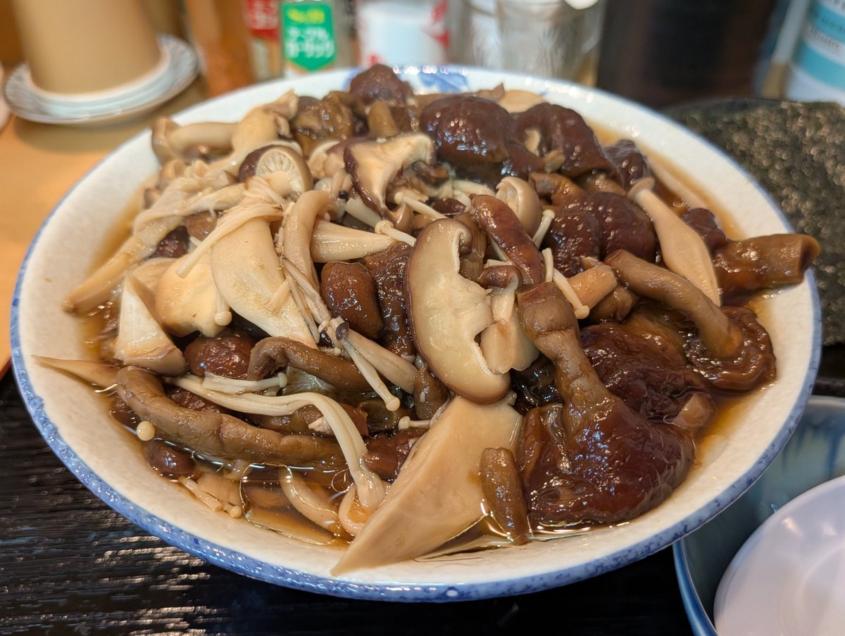 vvv_jun35's tweet photo. あさだけ@大島のきのこそば、海苔S

移転後初♪
店主ニヤニヤしながら盛りつけていましたが、想像の斜め上行くきのこモリモリのそばが登場しましたよ
今日は完売したそうです
めちゃくちゃ旨い。 https://t.co/pzoqKOC5lb