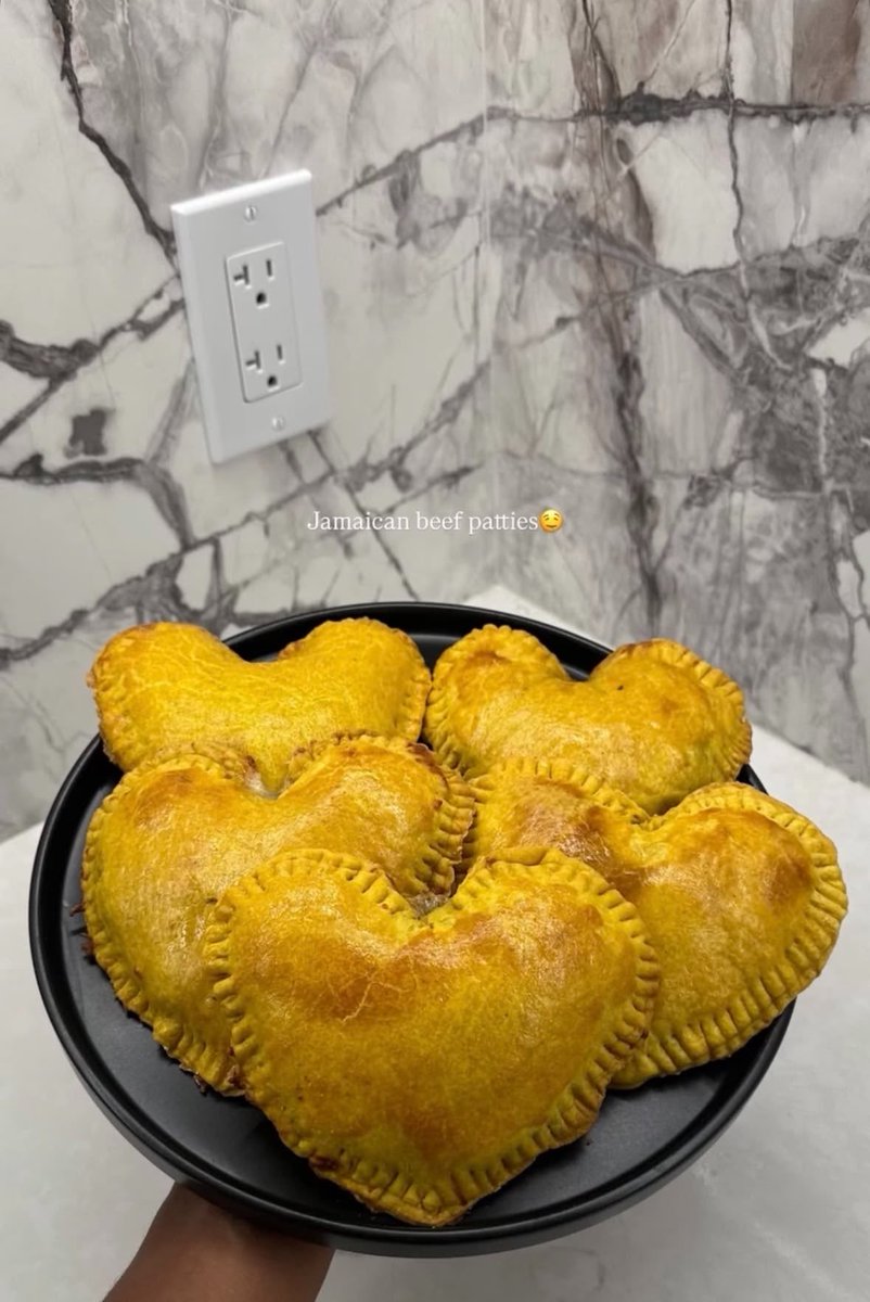 DailyFoodHub1's tweet photo. Jamaican Patties 😍 https://t.co/NpAYSyJQGx