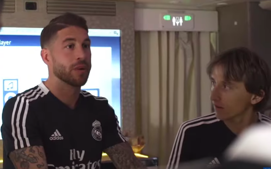 maladroites's tweet photo. tout ce qu'il me reste dans cette petite vidéo du rma, c'est le regard de luka, fixé à sergio, droitement et inébranlablement
#lukamos https://t.co/qnDITZVwPN