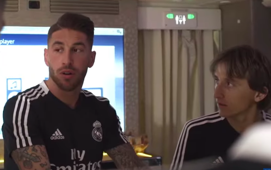 maladroites's tweet photo. tout ce qu'il me reste dans cette petite vidéo du rma, c'est le regard de luka, fixé à sergio, droitement et inébranlablement
#lukamos https://t.co/qnDITZVwPN