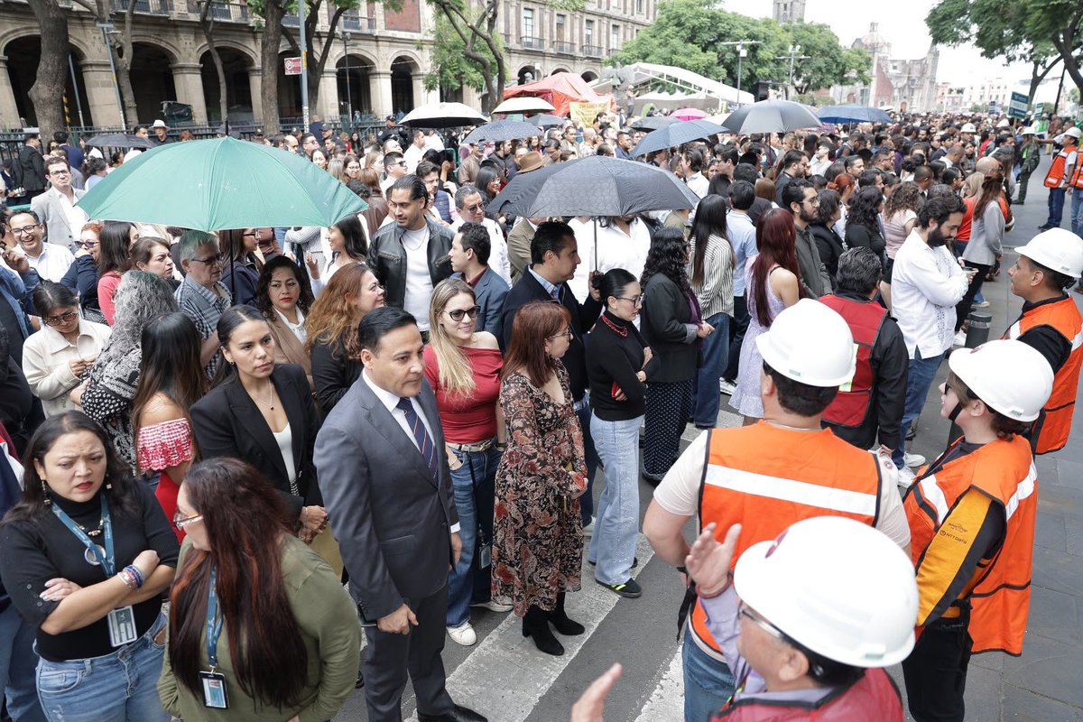 Giovanni_F_M's tweet photo. El dia de hoy participamos en el simulacro interno de la @SCJN para seguir mejorando las acciones de prevención ante un eventual sismo. Gracias a los brigadistas de protección civil por su guía y acompañamiento.
#ProtecciónCivil #SismoCDMX #SCJN #GiovanniFigueroa https://t.co/M3hnxbYYET