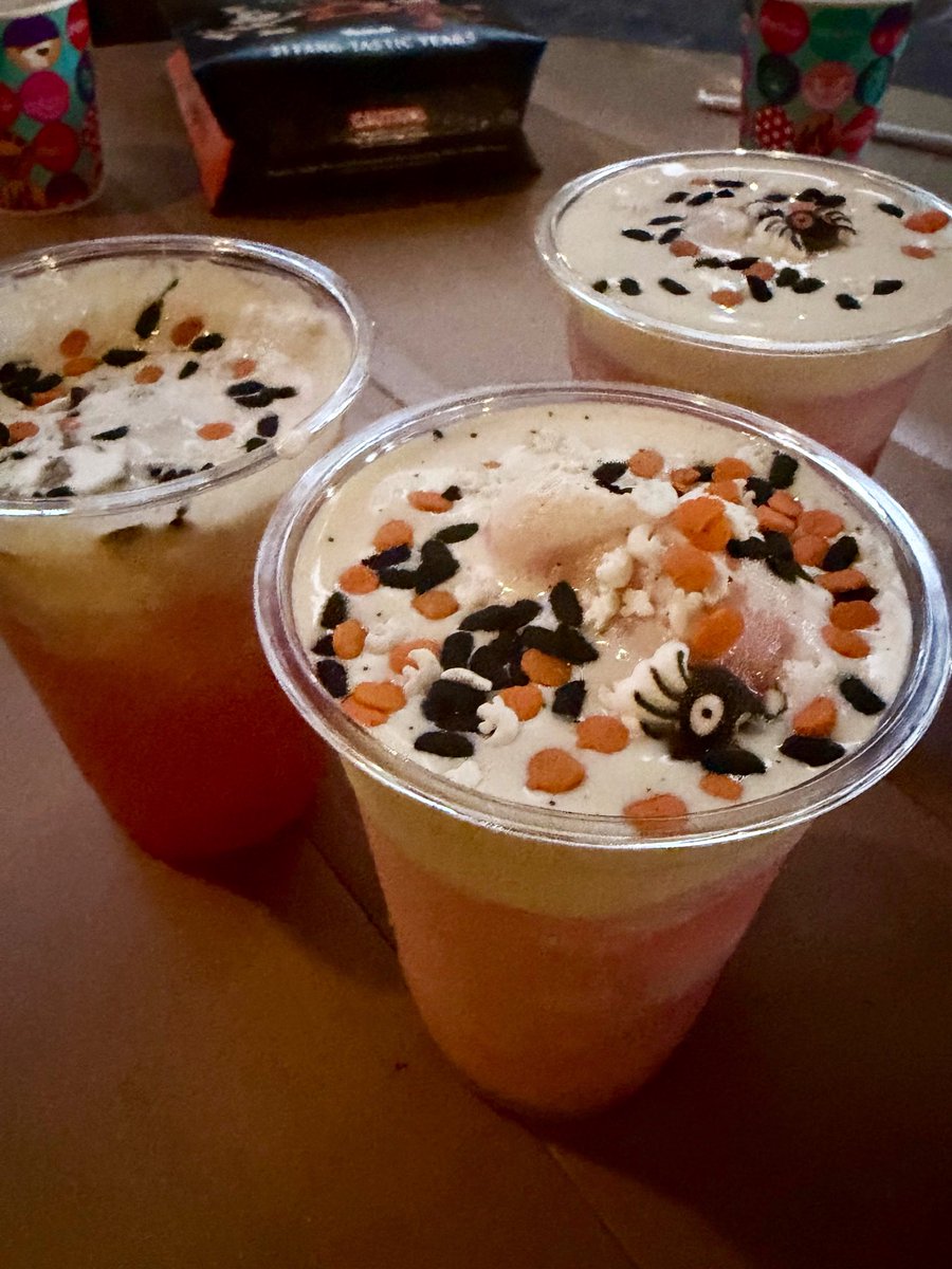 mickeynet041's tweet photo. ペコス・ビルのミッキーのノット・ソー・スケアリー・ハロウィーン・パーティー限定ドリンク『Guava Lemonade Slushy』で乾杯🍋
#MNWDW https://t.co/CDAusxK0ig
