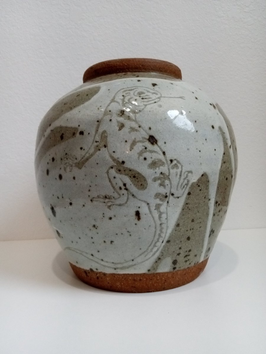 DianeRapp's tweet photo. ON SALE! Hand-thrown stoneware pot signed Mannino. The pot is 9 inches x 9 inches with a grey glaze, a white splatter, and intricate drawing of a lizard with flicking tongue and pattern on its back.
https://t.co/dhCkXtRHE1 https://t.co/LRCQWhubhi