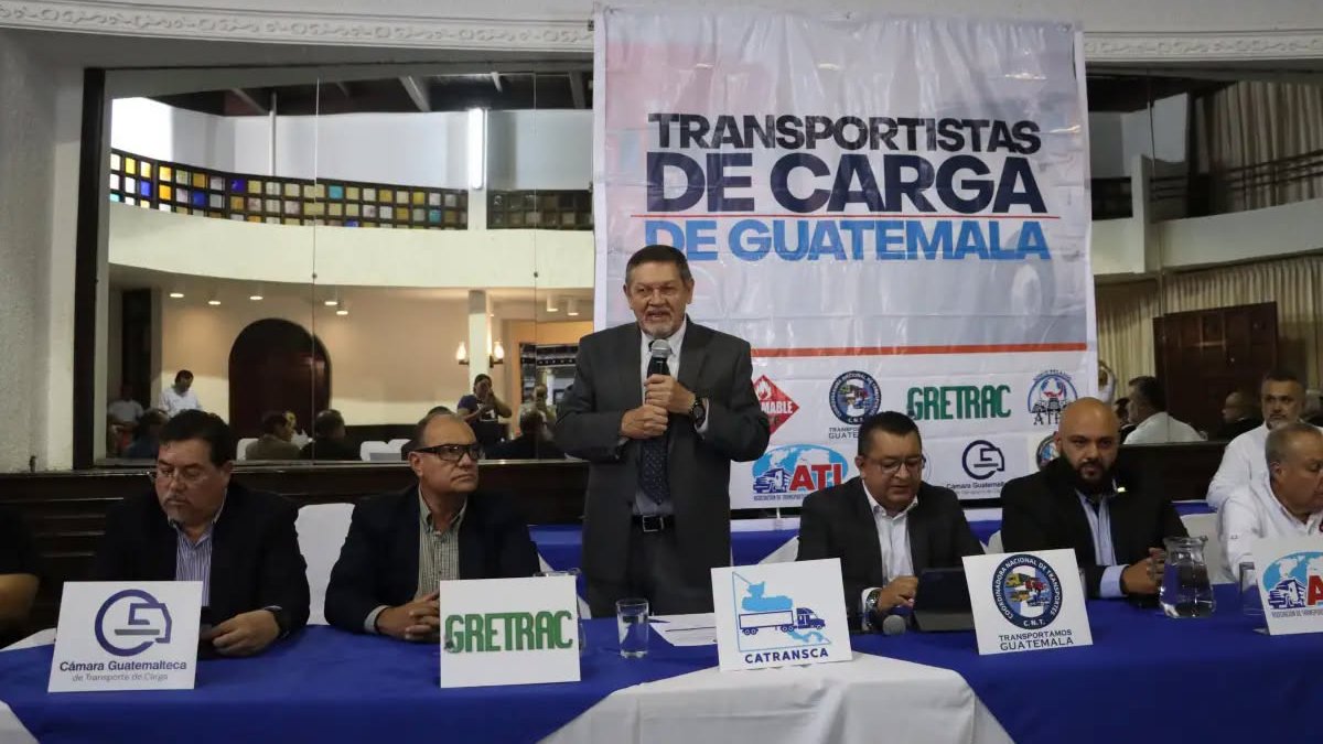 Siglo21Guate's tweet photo. Transportistas declaran crisis operativa por alto costo del diésel y exigen medidas.
https://t.co/6VYnS4UQwE
#siglo21guatemala #Guatemala #chapines #guatemala502 #Noticias #NoticiasGuatemala #gasolina https://t.co/QWx5NtNz5q