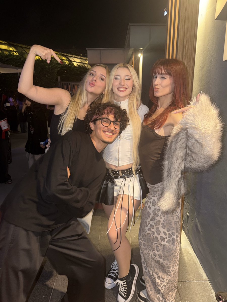 minaaydogdu's tweet photo. HARİKA BİR KONSERDİ💆🏼‍♀️  TR-POP SENİ SEVİYORUM 😭💖 https://t.co/InSPhnstEJ