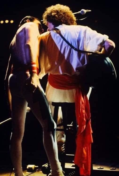 fredsladygodiva's tweet photo. Beautiful memories of an era that will never returnโฆ ๐๐ฅฒ
I miss seeing them perform together on stage so much.
Truly irreplaceable. ๐โจ
#Queen #QueenForever
#FreddieMercury #BrianMay https://t.co/KPqtpH6M3l