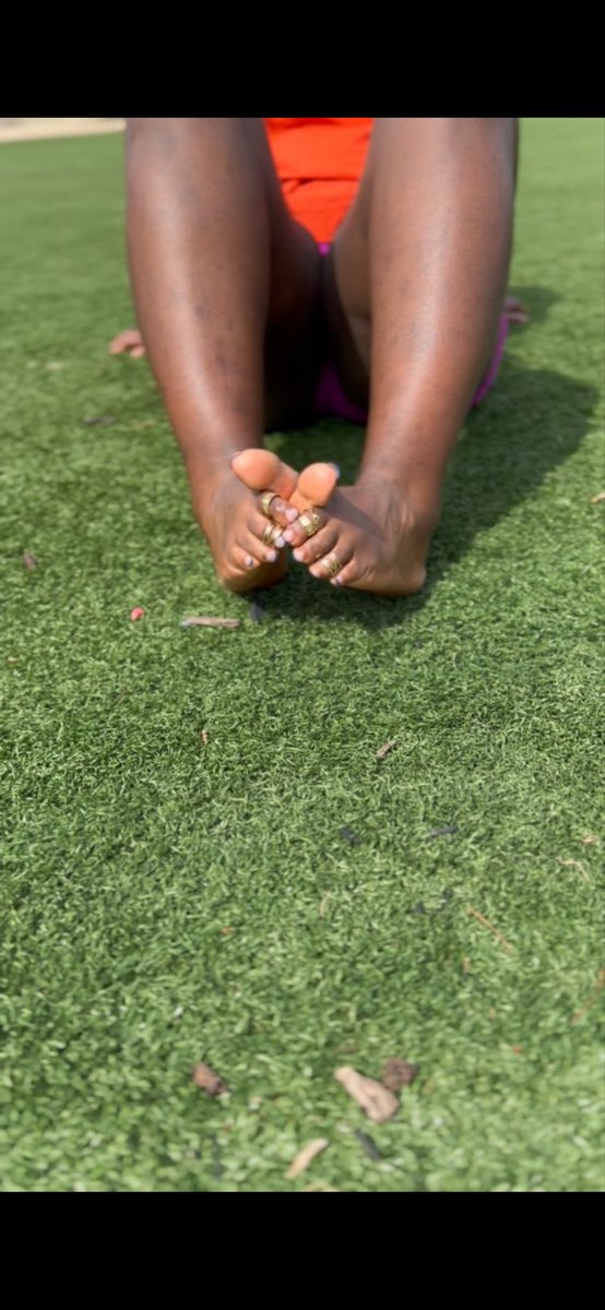 xostassiee's tweet photo. Have a day at the park. 💙🩵🤍#prettytoes #thicksoles #goddess #prettyfeet #findom https://t.co/eaNgzXQsto
