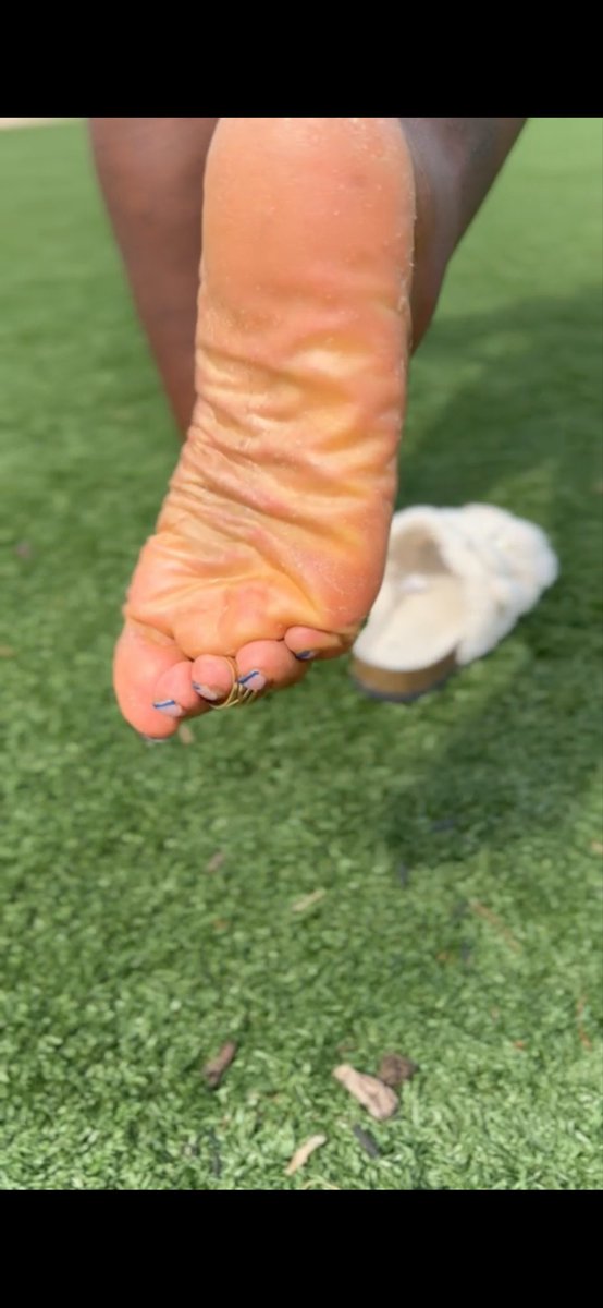 xostassiee's tweet photo. Have a day at the park. 💙🩵🤍#prettytoes #thicksoles #goddess #prettyfeet #findom https://t.co/eaNgzXQsto