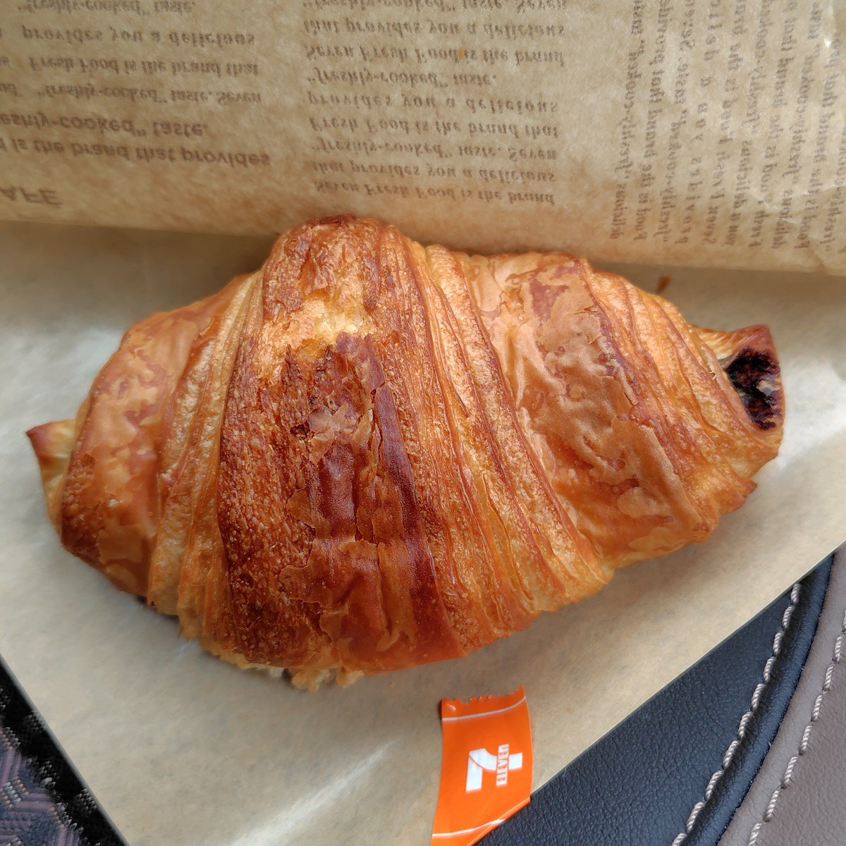 ko1Latte's tweet photo. 今日はチョコクロワッサン🥐
#玲菜パン https://t.co/cAf78gwcj4