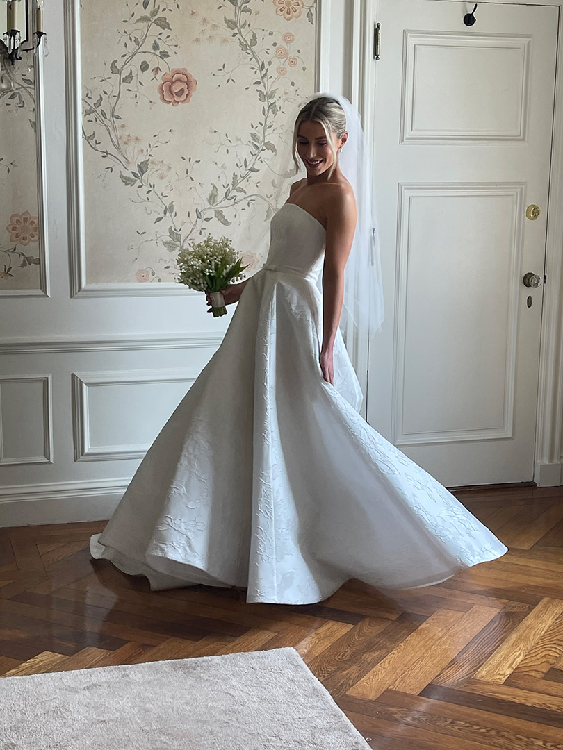WhiteOnDISC's tweet photo. September is the perfect time to find a gown that feels timeless, elegant, and completely your own. Anne Barge brings contemporary styling together with a traditional sensibility, featuring classic silhouettes and extraordinary attention to detail. https://t.co/n4JyAAiGl7 https://t.co/a5z9OV46Ek