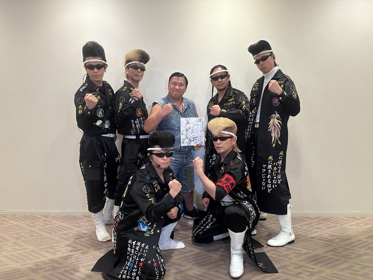wild_sugichan's tweet photo. 先日、カーベル創業20周年、全国大会に
て
なんと氣志團さんとご一緒させてもらった
ぜぇ
オーラやばかったぜぇ
半端ねぇぜぇ
氣志團さんのステージ中は家族も見させて頂いて
食い入るようにみていたら
周りの皆さんのご配慮で最前列でかぶりつきで見せてもらっちゃったぜぇ
とんでもない距離で氣志團さんが目に飛び込んできたぜぇ^_^
子供達2人には予習で振り付けも覚えて行ったのですがミニスギちゃんはサングラスをかけながら振り付けも完璧に踊っていたぜぇ^_^
最後、なんとピックをミニスギちゃんの目の前に投げてもらえて大喜びだったぜぇ
帰り道、ミニスギちゃんは何度も、あんなに上手に踊れる6歳、他にいなくない？としきりに聞いてきたぜぇ^_^
本当に素敵な時間だったぜぇ
カーベルさん20周年本当におめでとうございますだぜぇ！！