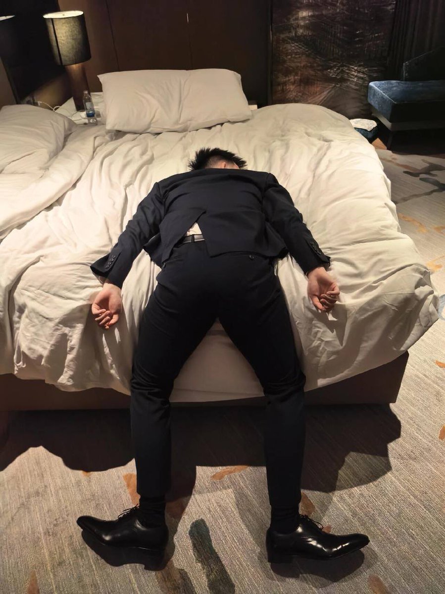 DanArons's tweet photo. 正常路子走不通了。摆个pose，记录被玩遍全身的的时刻。 #迷玩迷yao #直男 https://t.co/u2bOo36Ayn