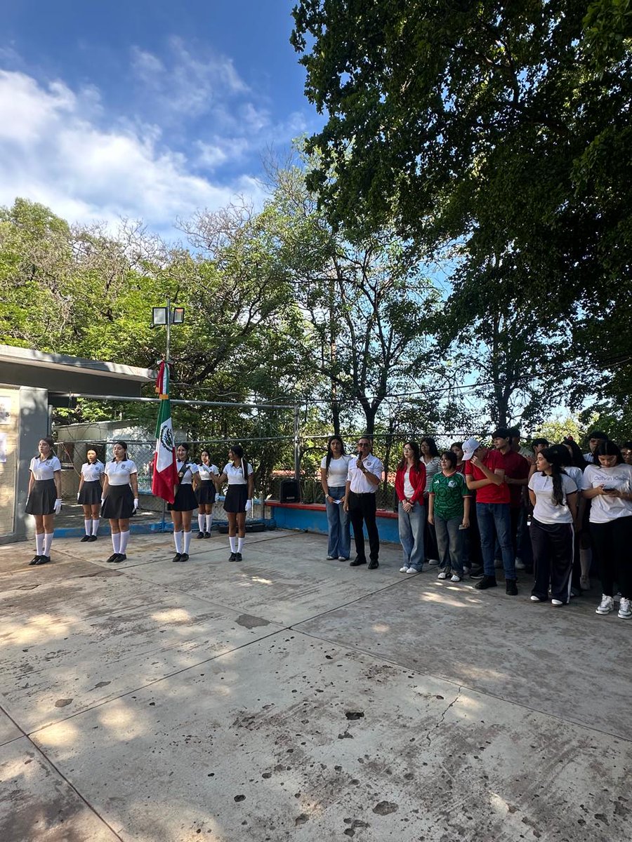 cebedumx's tweet photo. 🇲🇽 ¡Actividades 15 de Septiembre!
Con motivo del mes patrio, el día 15 de septiembre se realizó el homenaje conmemorativo y la participación en diferentes juegos tradicionales para celebrar la Independencia de México.

#CEB #JuegosTradicionales #VivaMéxico #IndependenciaDeMéxico https://t.co/ytXIWqA3tW
