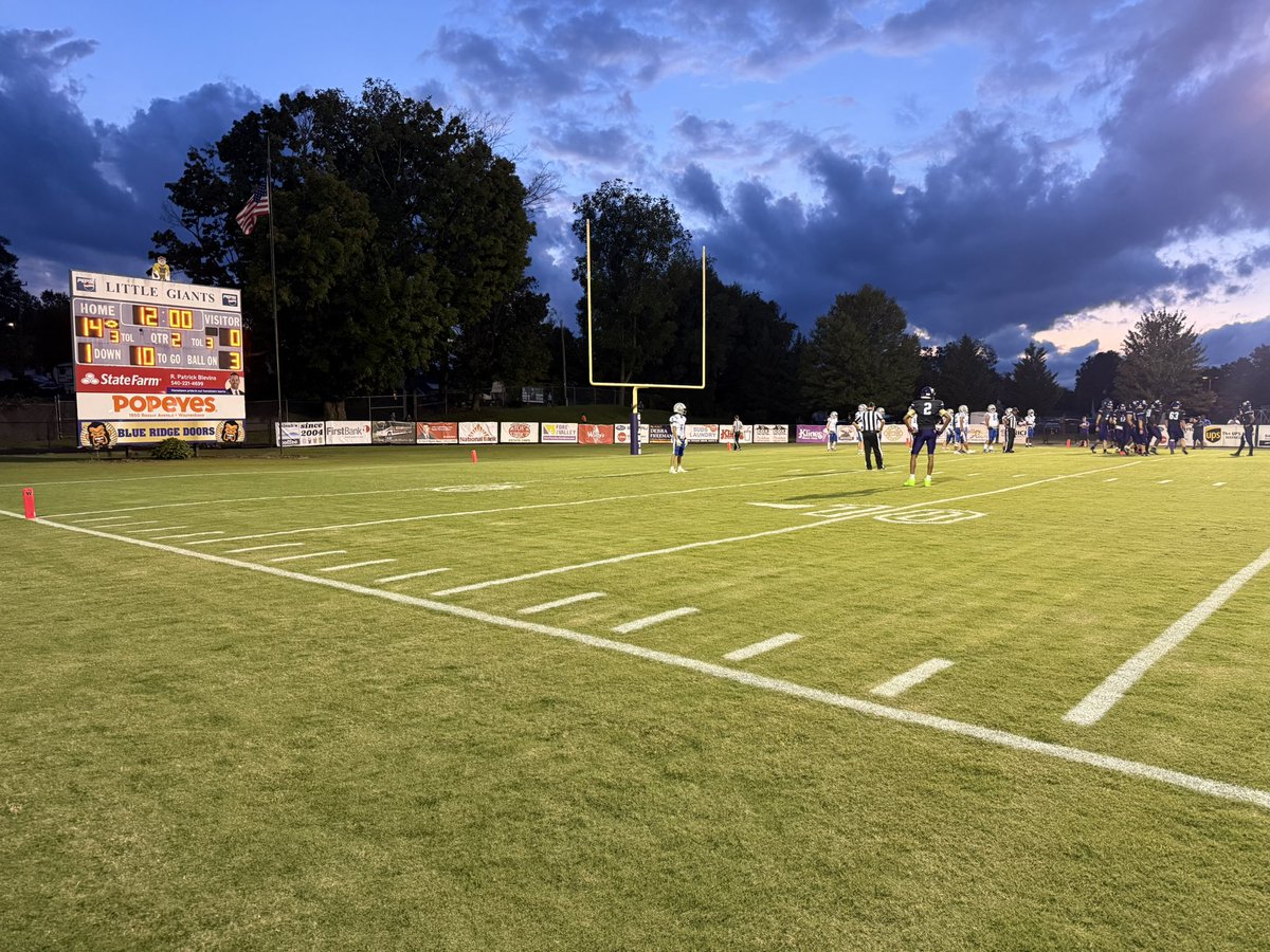 LeachDonald12's tweet photo. Excited to enjoy some FNL🏈 Down in a Virginia! @KeystoneFTBL https://t.co/DIrxxYUIMD
