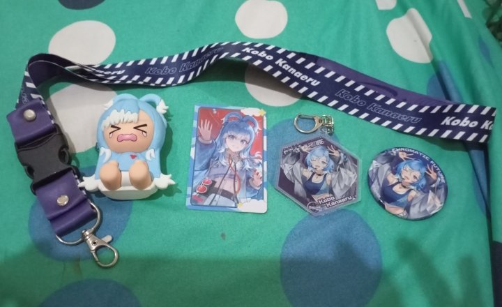 _ayuuka's tweet photo. WTS official + official collab merch Kobo Kanaeru. Take all 150ribu (tidak dijual satuan)
-Badge, keychain and lanyard official
-Figure and photocard from fantech collab https://t.co/iKO8S7Aacy