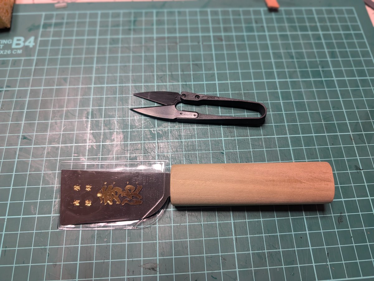 Koudaweee693's tweet photo. 温故知新。
……のはずが、新しい道具ばっかり増えていく😂🔨
新しい道具を買う
↓
使ってみる
↓
また欲しくなる🤣
新しいは増えるけど、古きを学べない。
レザークラフト、道具沼が深すぎる😂
#レザークラフト #レザークラフト初心者 #革細工 #道具沼 https://t.co/KNHHpxXNv0