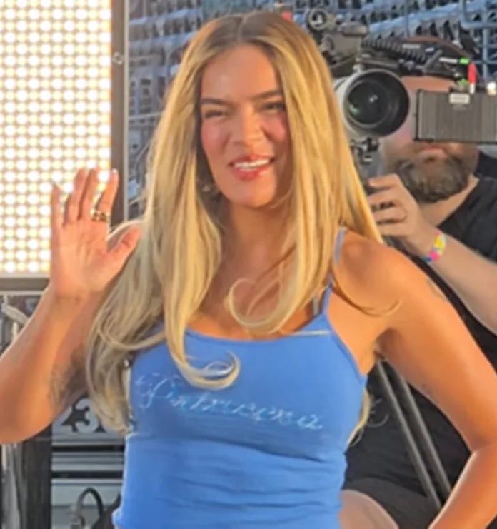 CazzuWorld's tweet photo. Karol G habla de Cazzu hoy en Nueva York:

"Puedo reconocer públicamente que quiero hacer una colaboración con Cazzu, voy a llegar a ella y a su propuesta. La vi cantando el otro día que yo estaba en Nueva York en un show, y ella me encanta porque su personalidad es irreverente” https://t.co/AbcYY3ocSj