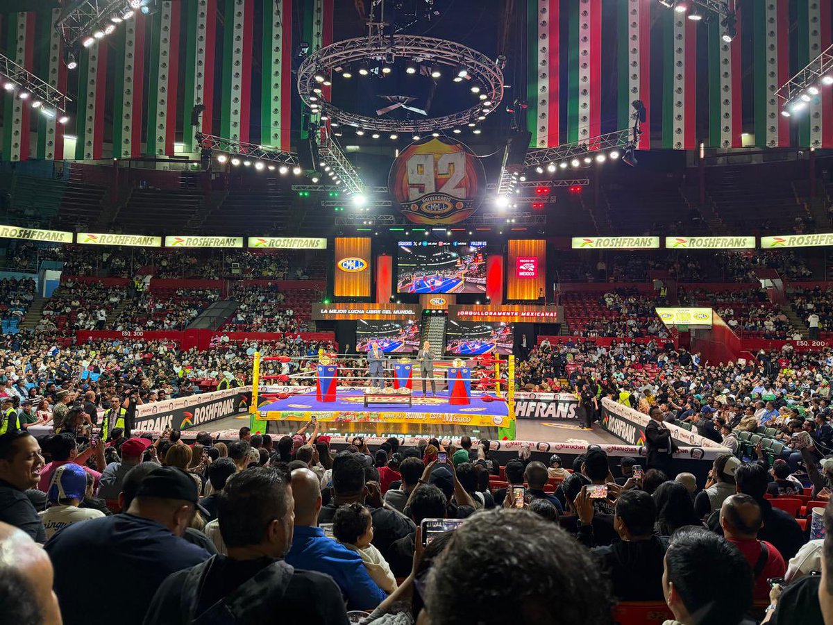 DanielAceves84's tweet photo. En el 93 Aniversario del Consejo Mundial de Lucha Libre #CMLL. Gracias a Don Salvador Lutteroth Lomelí, Presidente del @CMLL_OFICIAL por la invitación a esta magna función. https://t.co/wjXk52YOVM