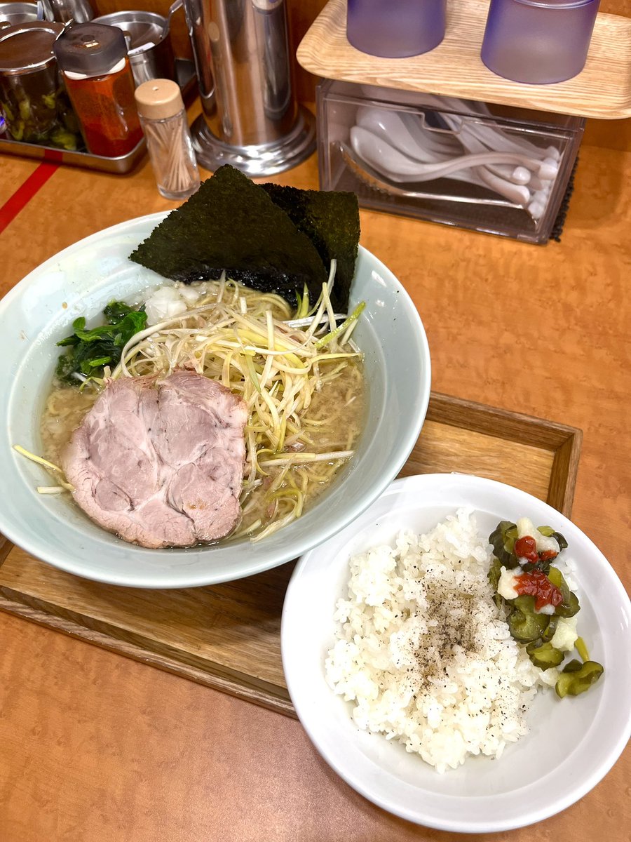 uratan0329's tweet photo. ラーメンショップ大門 福大亭

朝ラーメン 硬め薄め多め
ネギ
半ライス(10時までサービス)

なにやっても上手くいかない夜勤を終えサウナで気持ちを切り替えてからの朝🍜

この前サウナ後に濃いめにしたらつんざくようなしょっぱさだったから今日は薄めで！　ちょうどいい塩梅でうめえ😋

よし！寝よ！ https://t.co/4YAwD3ur9F