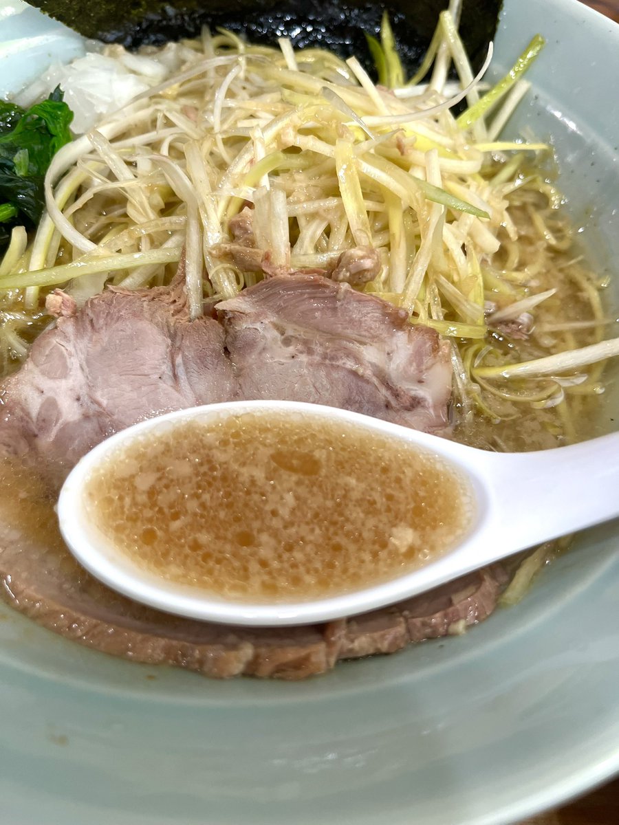 uratan0329's tweet photo. ラーメンショップ大門 福大亭

朝ラーメン 硬め薄め多め
ネギ
半ライス(10時までサービス)

なにやっても上手くいかない夜勤を終えサウナで気持ちを切り替えてからの朝🍜

この前サウナ後に濃いめにしたらつんざくようなしょっぱさだったから今日は薄めで！　ちょうどいい塩梅でうめえ😋

よし！寝よ！ https://t.co/4YAwD3ur9F