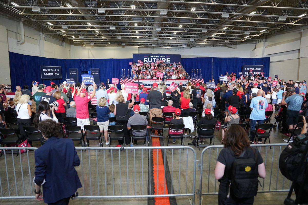 Pollock_Jackson's tweet photo. @TomFitton You're right Tom. That’s unlikely to happen to JD Vance in Iowa. 😘 https://t.co/OTf6HHi7Je